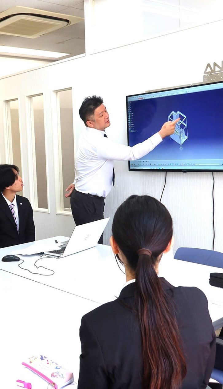 アンツエンジニアリングのオフィスで働く社員の様子