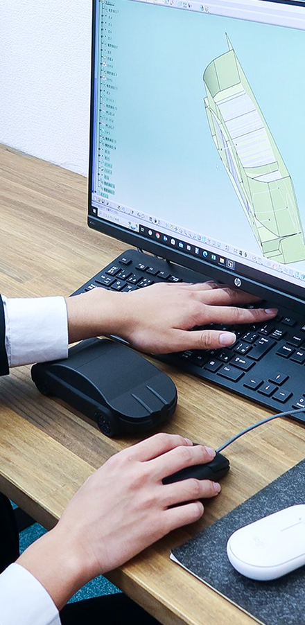 アンツエンジニアリングのオフィスで働く社員の様子